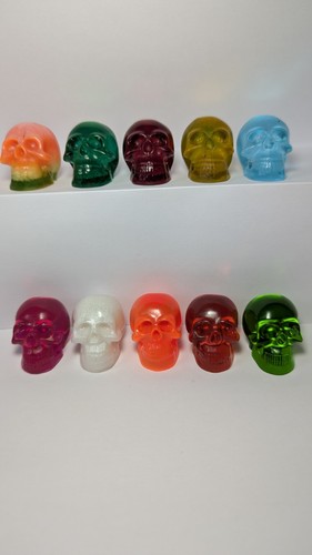 Mini resin skulls in a - skulls,
