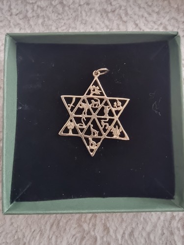 9ct yellow gold star - 9ct, of