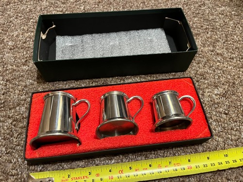 Pewter jugs set in - set,