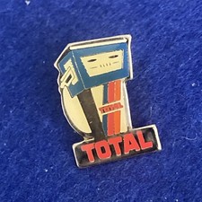 TOTAL Oil & Petrol Advertising Promo Pin Badge-TOTAL Petrol Pump-Automobilia