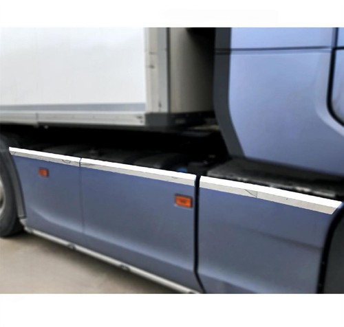 Side skirt top trims - side,