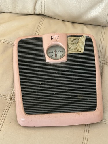 Atomic pink bathroom scale - pink,