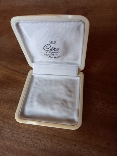 Vintage ciro pearl bakelite - vintage, pearl's
