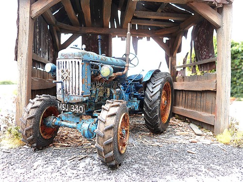 Universal hobbies fordson - universal,