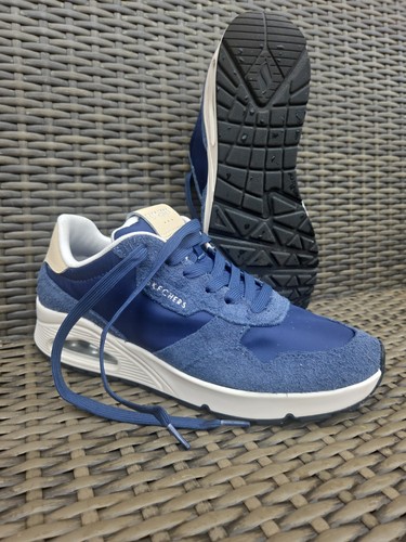 Near mint condition skechers - mint,