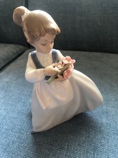 Nao by Lladro Senorita Campestre Con Ramo - Girl with Flowers