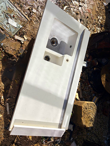 White ceramic belfast sink - white,