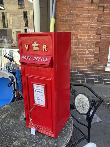 Large red replica - royal, mail