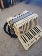 Hohner Student II Accordion 25