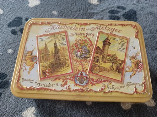 Musical tin wind plays - -,