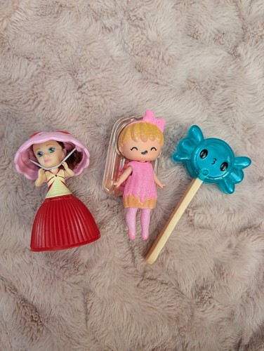 Selection small dolls - of,