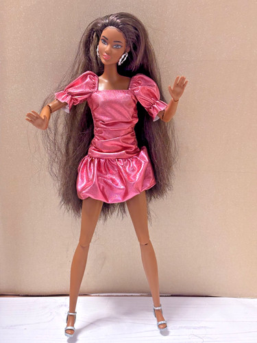 Articulated black barbie doll - black,