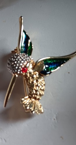 Gold tone hummingbird - hummingbird, brooch