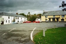 PHOTO  1994 DEVON SHEBBEAR THE SQUARE WITH THE DEVIL'S STONE INN ON THE LEFT. SE