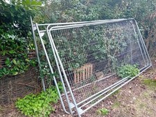 4 HERRAS HARRIS FENCE PANELS AND BASES 