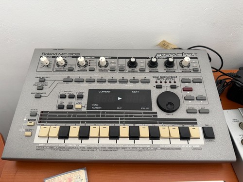 Roland 303 groovebox - roland, —