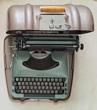 VINTAGE IMPERIAL GOOD COMPANION 5 TYPE WRITER & CLAM STYLE CASE WITH KEY / 50s