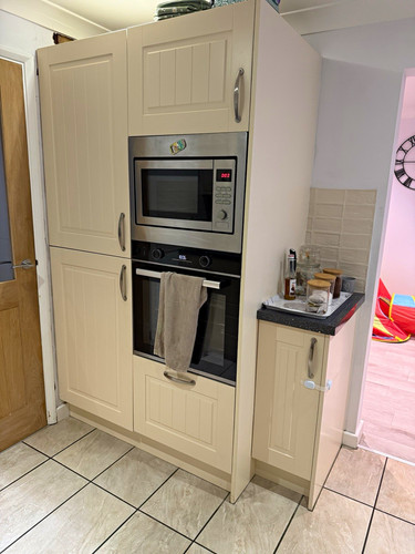Beige shaker built kitchen - shaker, built-in