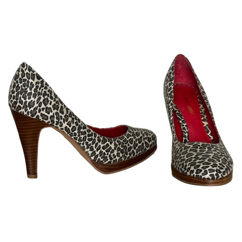 Love label court - love,