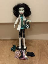 Monster High I Heart Love Fashion Scarah Screams Doll With Accessories & Stand