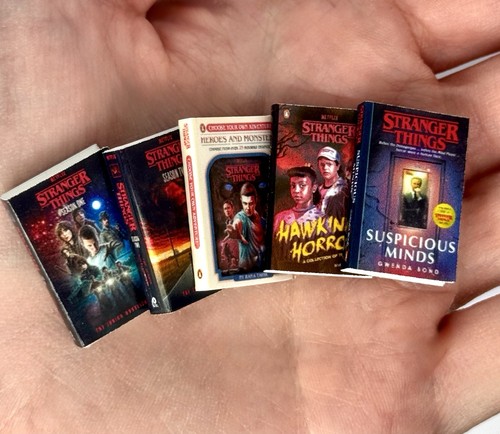 Stranger things miniature book - things,