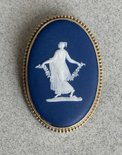 VINTAGE WEDGWOOD BROOCH BLUE JASPER WARE GOLD VERMEIL CAMEO classical pin