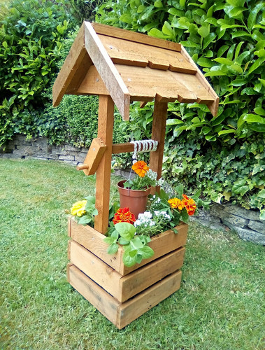 Wooden wishing well planter - well,