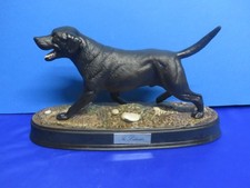 BESWICK   BLACK LABRADOR DOG  ON  CERAMIC PLINTH