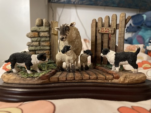 Border fine arts surprise - border,