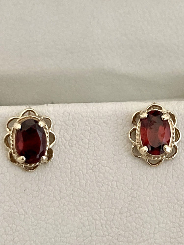 Dainty 9ct gold garnet - 9ct,