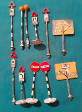 11 VINTAGE DINKY TOYS ROAD SIGNS IN NEED OF RESTORATION