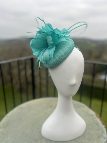 Pale greenish turq - turq, hat