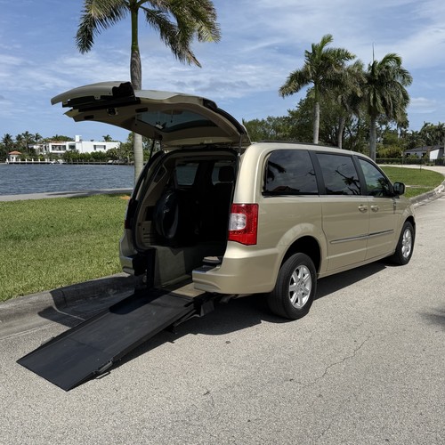 2011 chrysler town - town, country