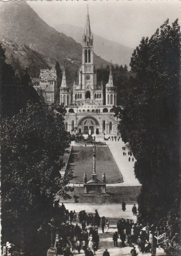 Lourdes basilica esplanade - lourdes,