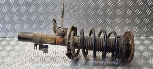 Volvo v70 iii front right - bw,