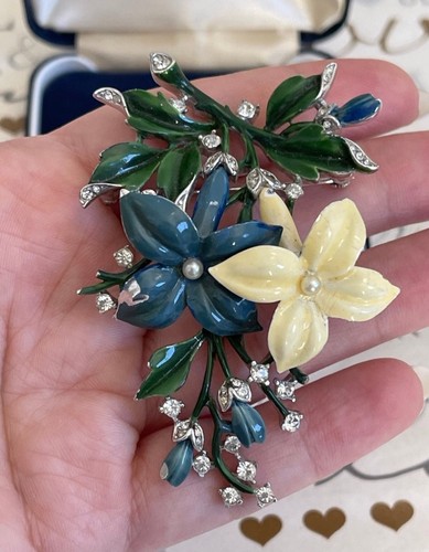 Trifari brooch flowers jasmine - brooch,
