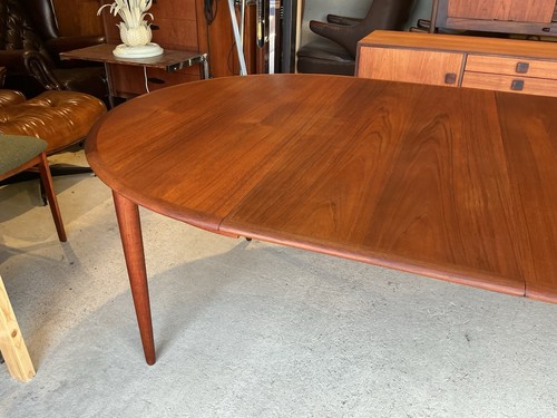 Teak extendable dining table - ,