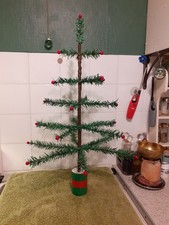 VINTAGE 1940S FEATHER STYLE CHRISTMAS TREE.  2'7" TALL. RED BERRIES, METAL TUB.
