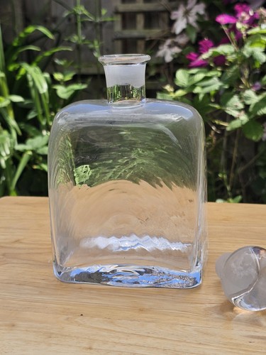 Unmarked clear glass square - unmarked,