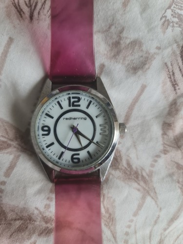 Red herring watch - red,