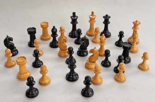 Good quality antique chess set - good,