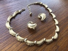 stunning vintage Trifari necklace and matching clip on earrings Gold Tone