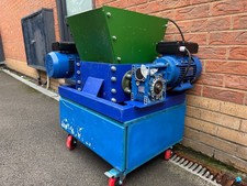 SHREDDER INDUSTRIAL RECYCLE WASTE with 2 gear motors of 1.5 kW Each , on castors