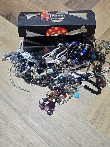 Pirate treasure chest - treasure,