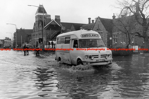 F015040 ambulance cardiff 1979 - f015040,