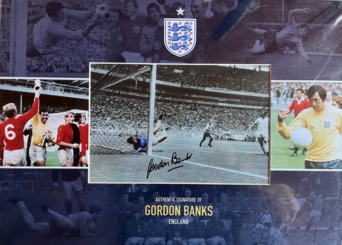 Gordon banks signed photo - gordon,
