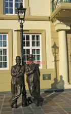 PHOTO  LAUREL & HARDY STATUE