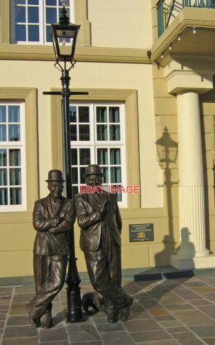 Photo laurel hardy statue - photo,