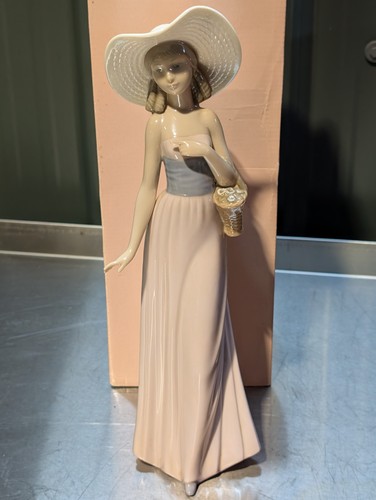 Nao lladro girl with basket - by,
