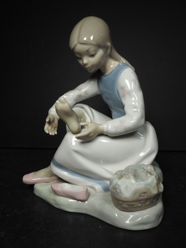 Girl sitting figurine nao - girl,